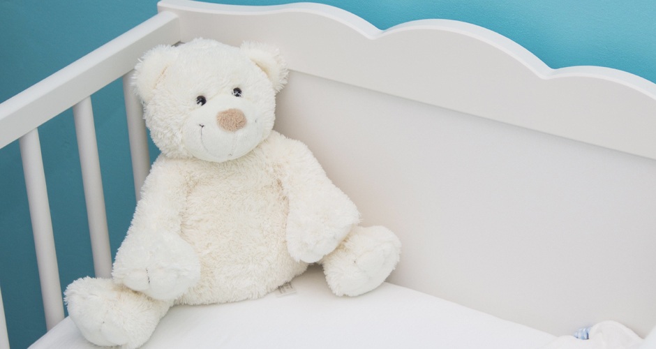 Kaleido-baby Teddy bear in crib